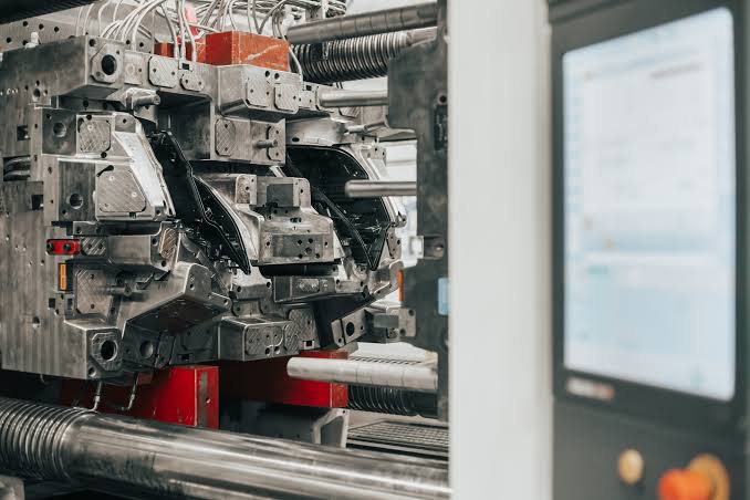 Máquina injetora de plástico em operação